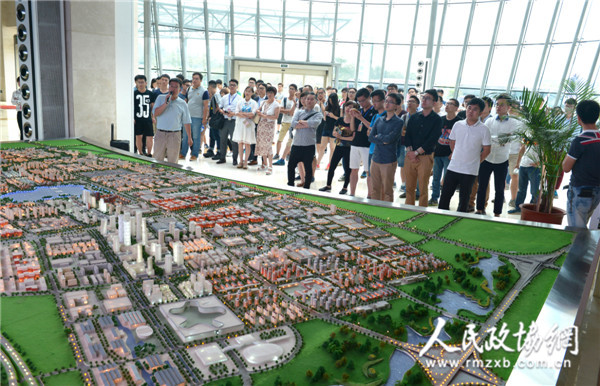 图为交流团学生参观滨海新区规划