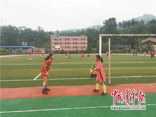 两队员在练习头球。