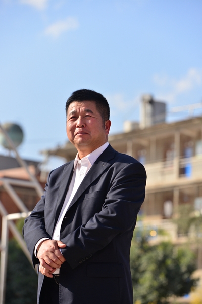 詹大年，中国教育学会教育管理分会教育策划学术委员、昆明市民办教育协会副会长、昆明丑小鸭中学校长。