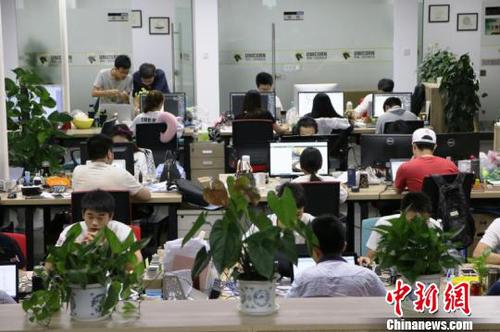 在独角兽？众创科技孵化器，年轻的创业团队正在工作、交流。　杨文虎 摄