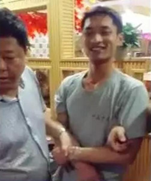 , 图为警方在网吧查获李军行踪。