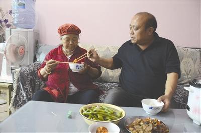 刘相礼陪母亲吃饭