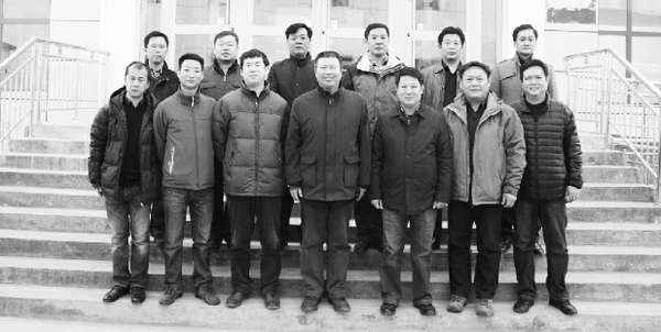 第二批13名天津援青干部合影。前排左起：刘宝勇、赵岩、张力、李新、丁全海、李书潜、刘杰；后排左起：王初生、孟德文、辛玉贵、刘明瑞、吴忠东、张志宏。