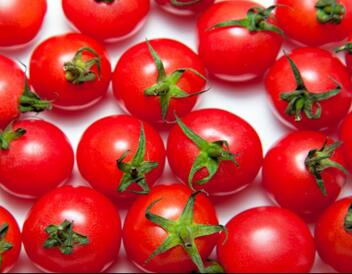 夏季防晒“?；ど　?吃这些食物准对