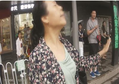 大妈用眼神“飙戏”。