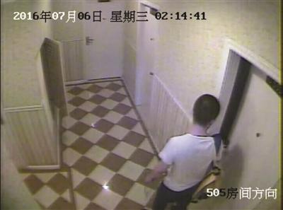 监控拍下醉汉推门行窃。