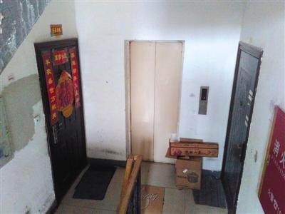 位于大兴区某小区的“灭门案”案发房屋右房门紧锁，长期空置。刘思维