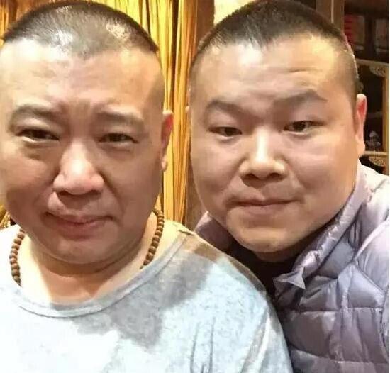 平时郭德纲与自己的徒弟拍照的时候，也不忘让自己的文玩串出镜