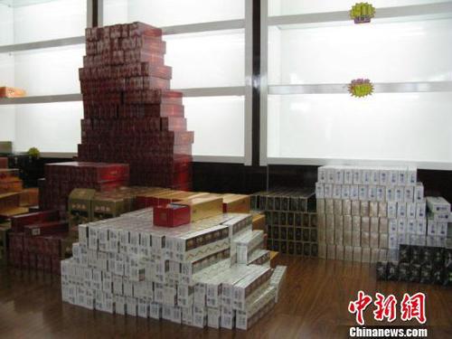中国破获特大走私、非法经营香烟案涉案金额约2.45亿