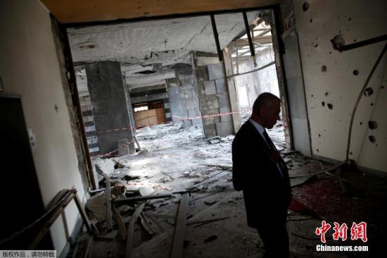 当地时间2016年7月19日，土耳其安卡拉，在政变中被毁的议会大楼和警察局大楼成为废墟，墙上有明显的子弹痕迹。土耳其特警持枪看守这些政府办公处。