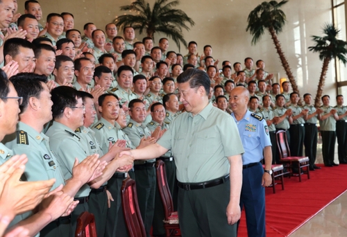 新华社照片，银川，2016年7月20日
    习近平在宁夏调研考察
    7月18日至20日，中共中央总书记、国家主席、中央军委主席习近平在宁夏调研考察。这是7月19日，习近平在银川亲切接见驻宁夏部队师以上领导干部和团级单位主官，代表党中央和中央军委向驻宁夏部队全体官兵致以诚挚问候。
    新华社记者李刚摄