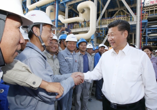 新华社照片，银川，2016年7月20日
    习近平在宁夏调研考察
    7月18日至20日，中共中央总书记、国家主席、中央军委主席习近平在宁夏调研考察。这是7月19日下午，习近平在宁东能源化工基地慰问煤制油项目技术研发团队。
    新华社记者鞠鹏摄