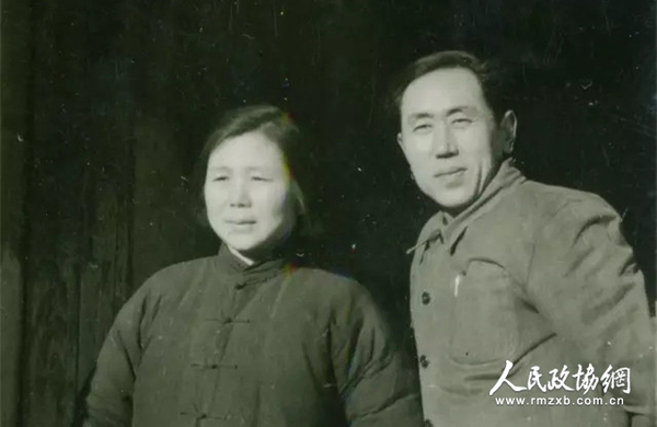 一九五七年，彦涵、白炎夫妇在沙城_副本