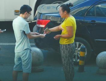 周旭与专车司机委托的黄衣女子见面，当场给了她1000元现金。