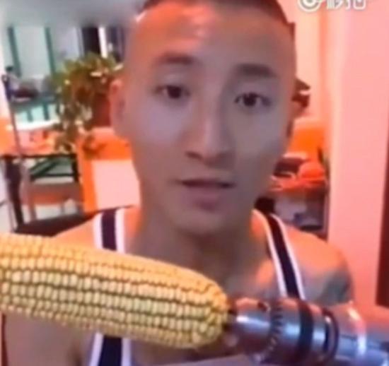 近日一名男子接受了网络上风靡一时的“电钻吃玉米”挑战。在他发布的视频里，男子在几秒内“啃”完了玉米棒，但在玉米棒还没吃完时，他的门牙先掉了。编译/熊婉君DIV