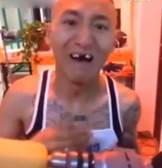 在他挑战几秒后，不等不停下，并对着镜头表示他的门牙掉了。这段视频被分享在微博上，网友留言表示：“猜到了开头没猜到结尾。”