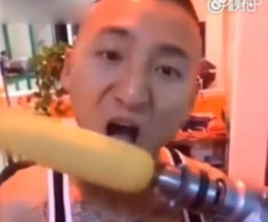 在之前的“电钻吃玉米”挑战中，有一名女子在挑战时被电钻卷掉了头发。社交媒体的用户对这个挑战产生了争议，表示“太不安全了?！? style=