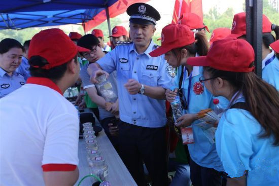 禁毒委员会办公室工作人员向公众战士毒品实物