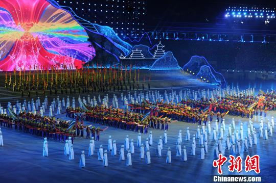 黔东南苗族侗族自治州建州60周年庆祝大会暨2016首届“中国民族文化旅游·黔东南峰会”文艺演出活动23日晚举行。　贺俊怡 摄