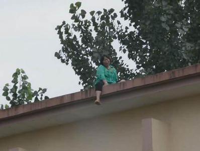 小伙舍妻先救妈2