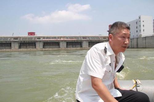 汉江数万斤鱼洄游产卵遇阻跃起撞大坝 遭哄抢