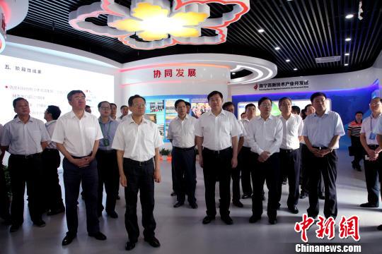 图为嘉宾参观南宁·中关村协同创新展示中心。　杨志雄 摄