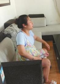 怀孕7个月，成都准妈妈王梅化名却接到公司通知——本来在成都市成华区西林路上班的她，突然被调到37公里外的金堂厂区，15分钟上班路变成3小时。王梅表达不愿变更上班地点的意愿后，其办公室和宿舍钥匙被收走，公司打卡机里的指纹记录也被删。经多日协商后，王梅夫妇无奈和公司达成协议：产假期间不发工资、社保费用自缴、产假休完离职?；鞫际斜钦卟煞檬?，遭遇用人单位暴力阻挠，手机和相机被抢本报连续报道。