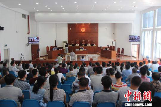 福建一村支书贪污扶贫资金受审300余名党员干部旁听