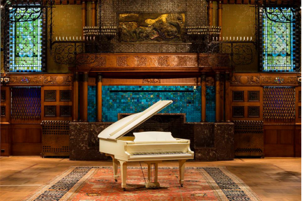 Work No。 569 from Martin Creed‘s summer installation THE BACK DOOR at Park Avenue Armory， June 9 - August 7， 2016。 （Photo： James Ewing）