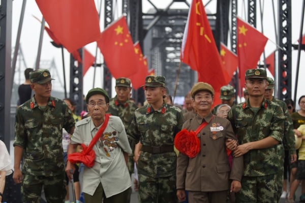 新华社照片，丹东（辽宁），2016年7月29日
    老战士相聚鸭绿江畔迎“八一”
    7月29日，志愿军老战士在丹东边防支队机动大队官兵的陪同下走上鸭绿江断桥。
    当日，30名志愿军老战士来到丹东鸭绿江断桥，与丹东边防支队机动大队的官兵共同开展主题为“不忘初心 携手同行”的迎“八一”活动。活动中老战士们与边防官兵共同表演文艺节目，并在边防官兵的陪同下走上鸭绿江断桥重温当年出征的情景。
    新华社记者 李晓果 摄