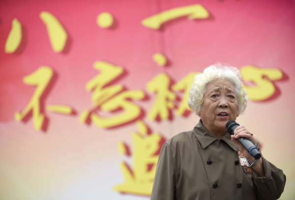 新华社照片，丹东（辽宁），2016年7月29日
    老战士相聚鸭绿江畔迎“八一”
    7月29日，志愿军老战士在活动中朗诵诗歌。
    当日，30名志愿军老战士来到丹东鸭绿江断桥，与丹东边防支队机动大队的官兵共同开展主题为“不忘初心 携手同行”的迎“八一”活动。活动中老战士们与边防官兵共同表演文艺节目，并在边防官兵的陪同下走上鸭绿江断桥重温当年出征的情景。
    新华社记者 潘昱龙 摄