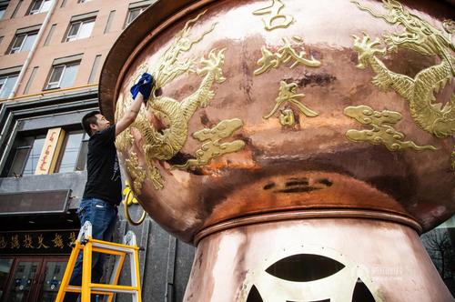 巨型火锅5.55米，需要踩着梯子擦拭。