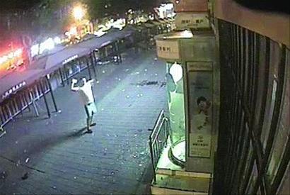 男子喝10斤扎啤后用砖狂砸ATM机 称其“找碴”