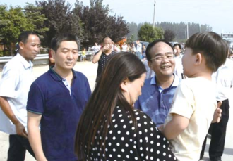 7月31日上午，被绑架的孩子回到亲人怀中。