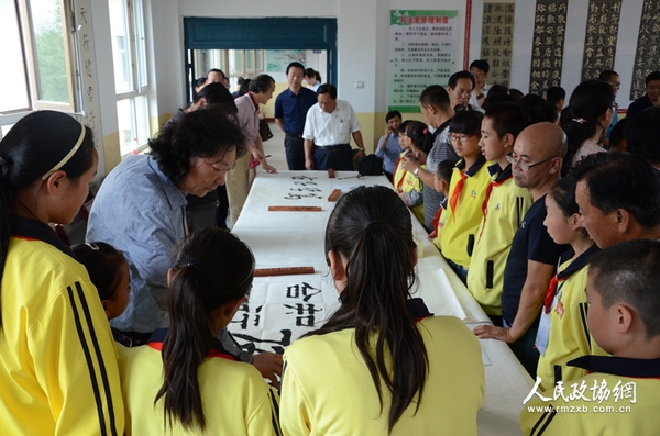 图片说明： 调研中委员们深入课堂教授书法艺术。