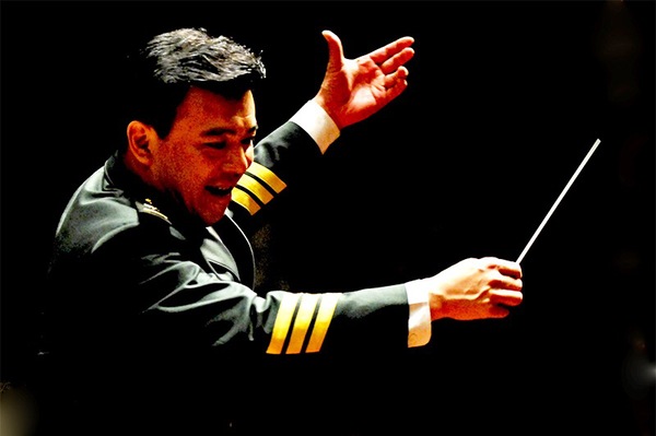 “跳动的指挥棒”———全情投入、激情飞扬的张海峰。