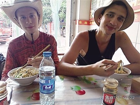 经过对护照核实，三人分别是：21岁的尼克塔，20岁的谢尔盖，21岁的雅娜。3人表示，他们7月16日入境，从新疆开始“穷游”中国之旅。31日凌晨他们本来搭乘了一辆“顺风车”，但因为要去的方向不同，就在高速公路上下了车，准备再拦另外一辆车继续旅行。