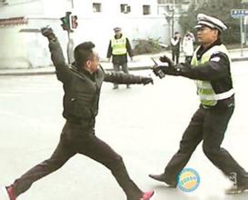 不满处理砍死民警