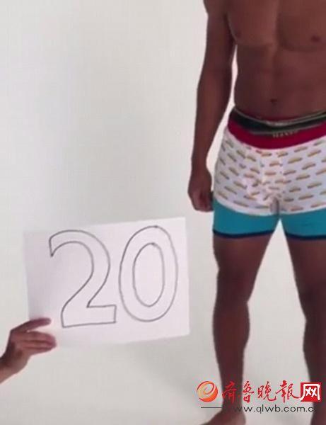 外国男子直播穿100条内裤 称