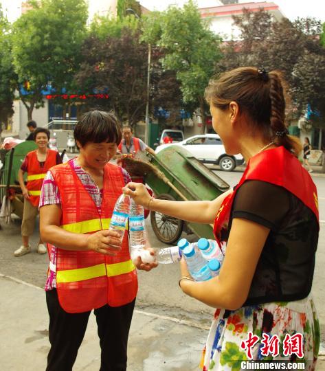 酷暑送清凉河南登封为700余环卫工免费送水