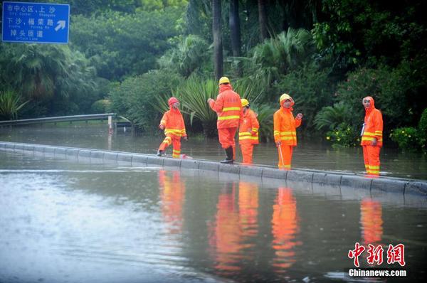 台风“妮妲”来袭 深圳部分路段积水交通受阻