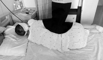 女孩被母亲男友砍伤 身中10多刀两条手筋被砍断