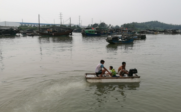 新华社照片，钦州（广西），2016年8月2日
    “妮妲”携风带雨进入广西
    8月2日，钦州市龙门渔港渔民在风雨来临前将孩子接回家。
    当日下午，台风“妮妲”进入广西，部分地区出现明显风雨天气，广西气象台发布台风黄色预警和暴雨橙色预警。
    新华社记者 黄孝邦 摄