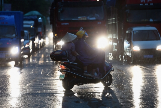 新华社照片，钦州（广西），2016年8月2日
    “妮妲”携风带雨进入广西
    8月2日，钦州市民在风雨中骑行。
    当日下午，台风“妮妲”进入广西，部分地区出现明显风雨天气，广西气象台发布台风黄色预警和暴雨橙色预警。
    新华社记者 黄孝邦 摄