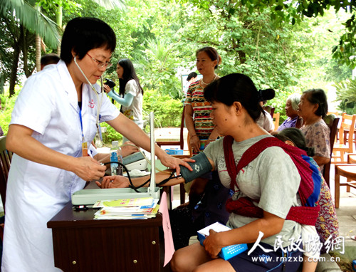 广西柳州市柳北区政协委员义诊到农村