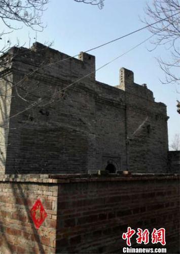 一处老屋的正面宛若一个堡垒，有天然的防盗防匪功能?！∨肀：旃┩?摄