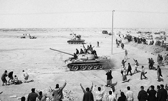 　　　“很多场景是我再也不想经历的”。2011年，尼科尔·唐捕捉到这样一个画面：在艾季达比耶市外，利比亚人正奔赴战场，对抗卡扎菲的支持者