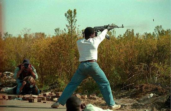 “藏身相机之后并不意味着你就置身事外了”，希尔瓦在南非说。摄影师：乔奥·希尔瓦