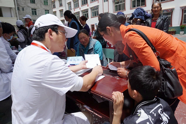 来自梅州市梅县区中医医院谢讯华教授为藏族同胞认真诊治疾病