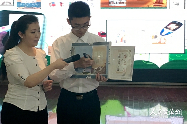 志愿者介绍邮票知识